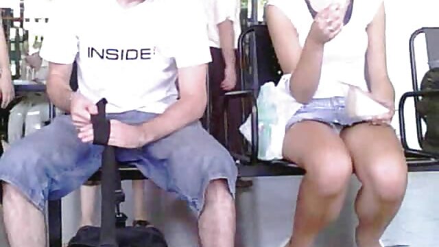 Um quero ver vídeo pornô das brasileirinhas homem toca no rabo de uma mulher num autocarro cheio