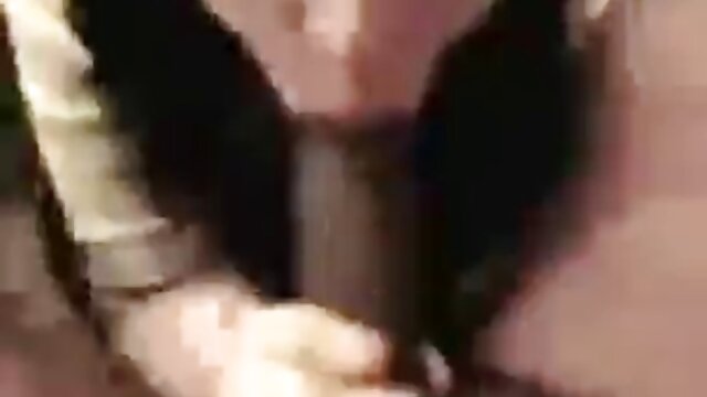 Um negro do Peter fodeu assistir filme pornô das brasileirinha uma vendedora numa casa de banho de um café.