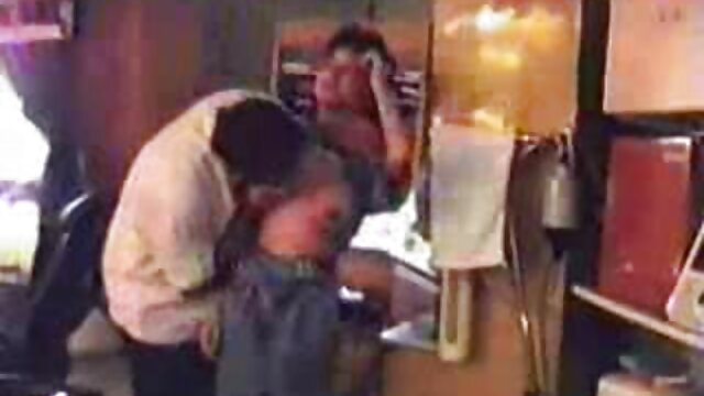 a Mega cabra Boazona é espancada videos de sexo gratis das brasileirinhas e fodida na cozinha.