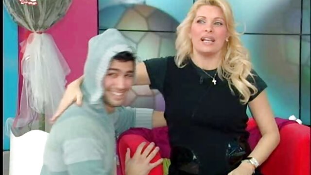 A Edina húngara, marido traidor, partilha todos os quero ver os vídeos pornô das brasileirinhas buracos com estranhos. Ela não faz ideia de quem lhe vai bater na Bota.